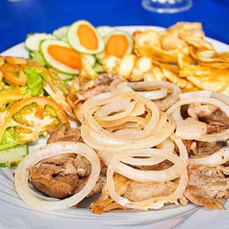 Bistec de cerdo encebollado