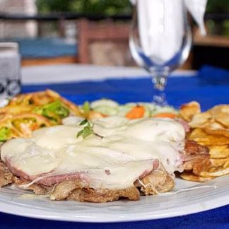 Bistec de Cerdo o Pollo con Jamón y Queso